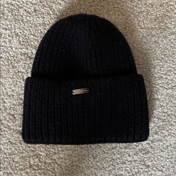 Steve Madden Black Ribbed knit Beanie with Logo Plate - Picture 1 of 4